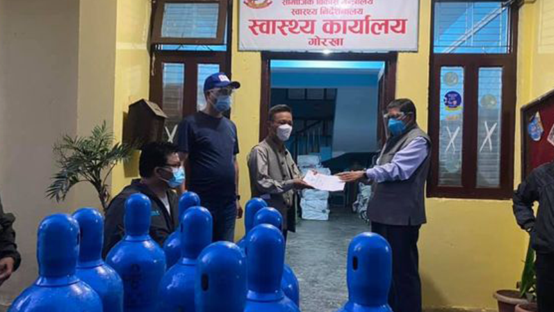 माओवादी केन्द्रका नेता श्रेष्ठद्धारा गोरखा अस्पताललाई स्वास्थ्य सामाग्री तथा अक्सिजन सिलिण्डर हस्तान्तरण