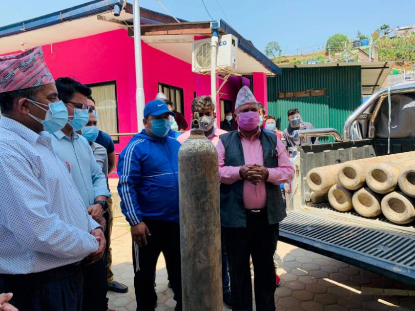 अक्सिजनको अभावमा नागरिकलाई मृत्युवरणको अवस्था आउन नदिने अभियानमा प्रदेश सांसद हिरानाथ खतिवडा