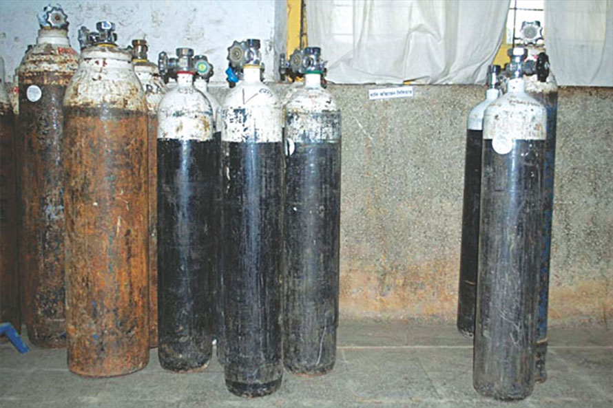 पूर्वसांसद रामहरि खतिवडाद्धारा ओखलढुङ्गाका दुई अस्पताललाई १५ सिलिण्डर अक्सिजन सहयोग