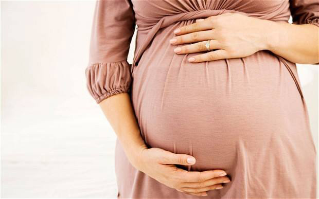 कैलालीमा गर्भवतीलाई मोबाइलबाट परामर्श दिँदै