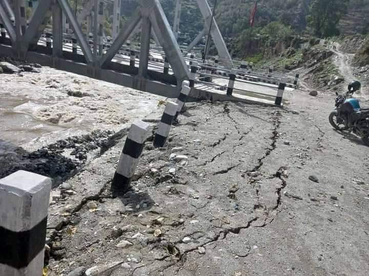 वर्षाले बढायो मावाखोला पुलमा जोखिम