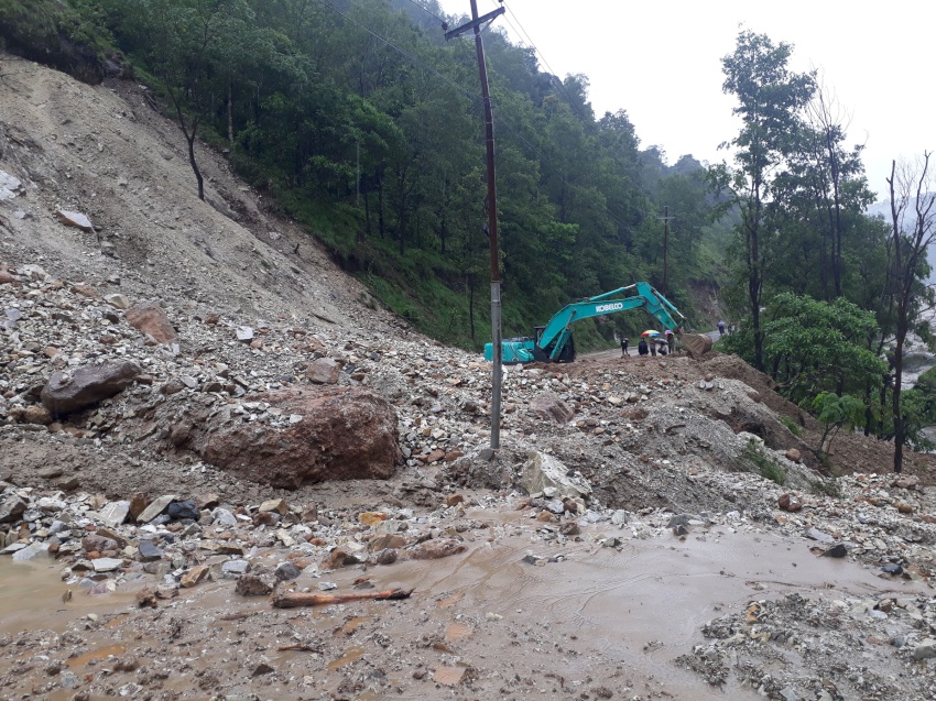 मध्यपहाडी लोकमार्ग चार दिनपछि सञ्चालन