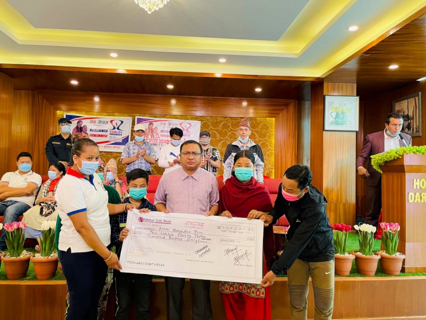 सन नेपाल लाइफ इन्स्योरेन्सद्धारा १० लाख ४३ हजार रुपैयाँको बीमा दाबी भुक्तानी