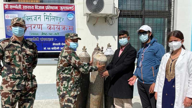 एनआरएनए अफ्रिकाद्धारा जुम्लामा पनि अक्सिजन सिलिन्डर सहयोग