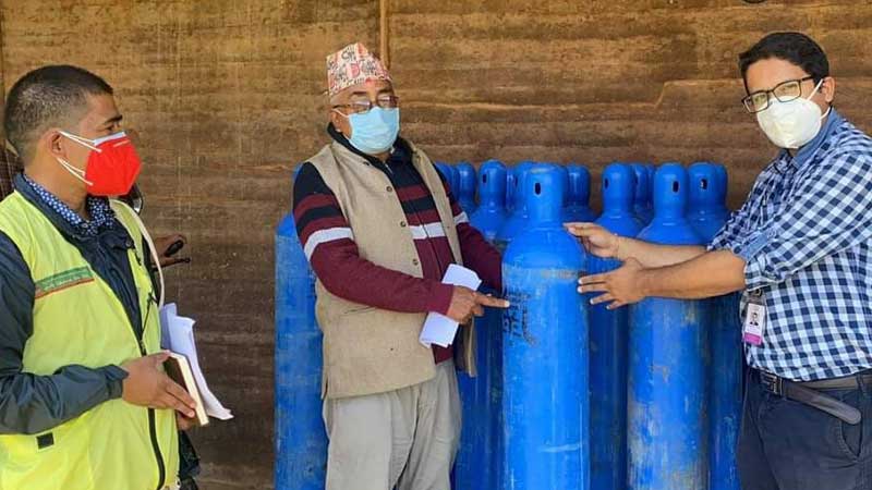 एनआरएनए अफ्रिकाद्धारा बयालपाटा अस्पताललाई थप १० थान अक्सिजन सिलिन्डर हस्तान्तरण