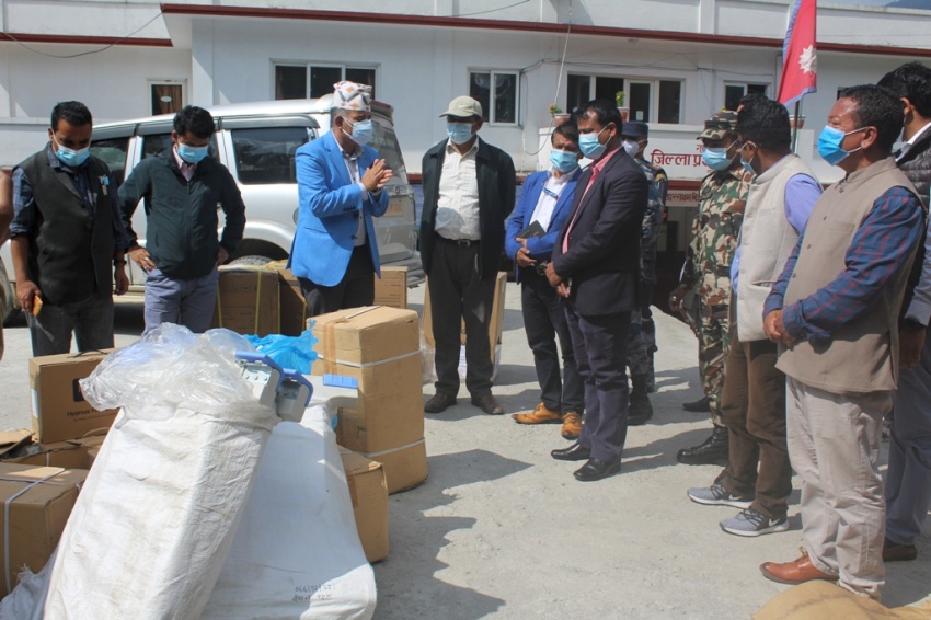 मोहन आचार्यद्वारा रसुवा अस्पताललाई भेन्टिलेटर सहित स्वास्थ्य सामाग्री प्रदान