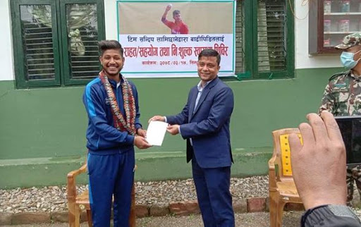 क्रिकेटर सन्दिप लामिछानेद्वारा प्रभावितलाई सहयोग