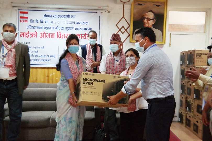 गोल्छा गुु्रपद्वारा शिक्षण अस्पताललाई सहयोग