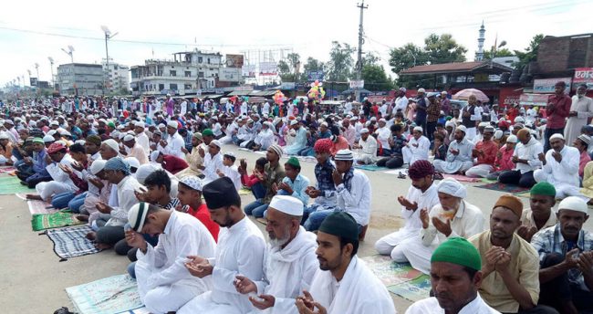 मुस्लिम धर्मावलम्बीले बकर इद (इदुल जोहा) पर्व मनाउँदै