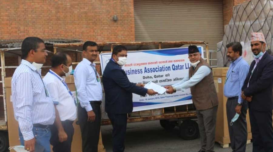 कतारमा रहेका नेपाली व्यवसायीले पठाए १ करोड बढीको स्वास्थ्य सामग्री