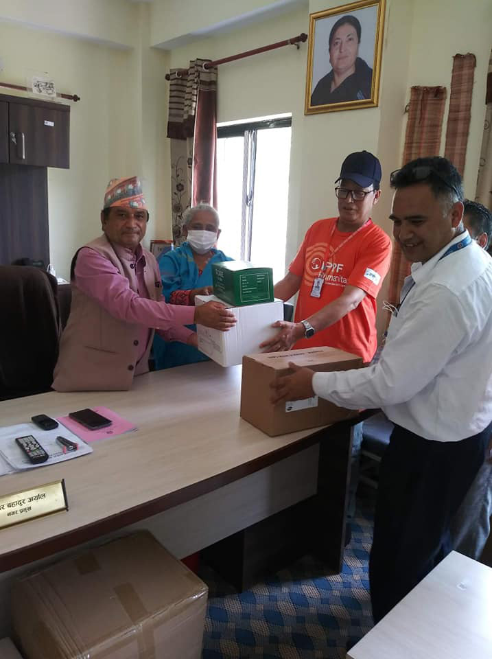 सिन्धुपाल्चोकका बाढी प्रभावितलाई परिवार नियोजनको साधनसहित ‘डिग्निटी किट’ हस्तान्तरण