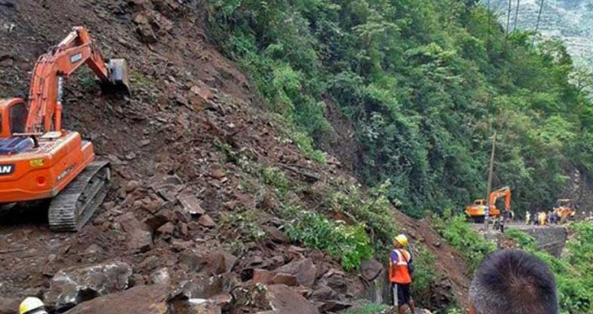 सडक भासिँदा बागलुङ–बेनी सडकमा यातायात प्रभावित