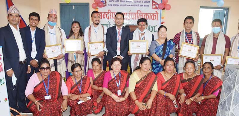 उत्कृष्ट सात कर्मचारी पुरस्कृत