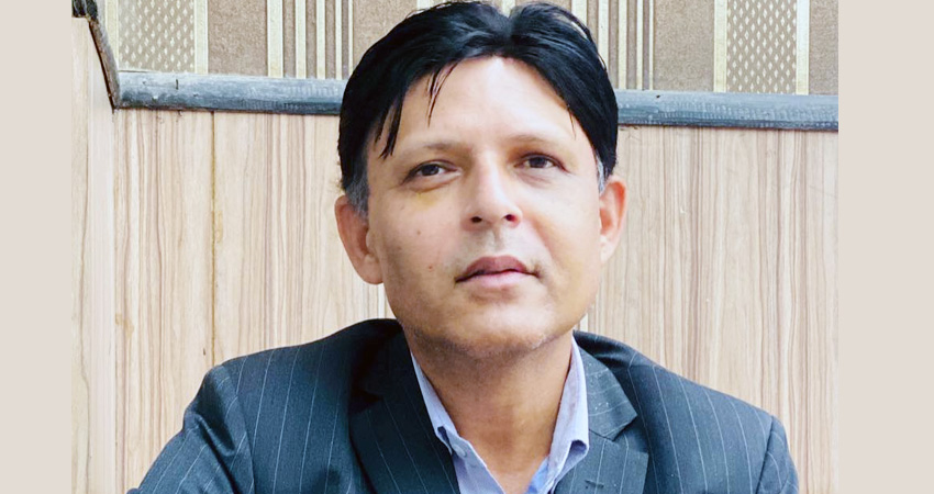 स्पष्टीकरण सोध्ने सरकारको निर्णयप्रति सामाजिक सञ्जालमार्फत गुरु भट्टराईकाे असभ्य आक्रोश, भने – तिम्रो सत्ता हल्लिन्छ !