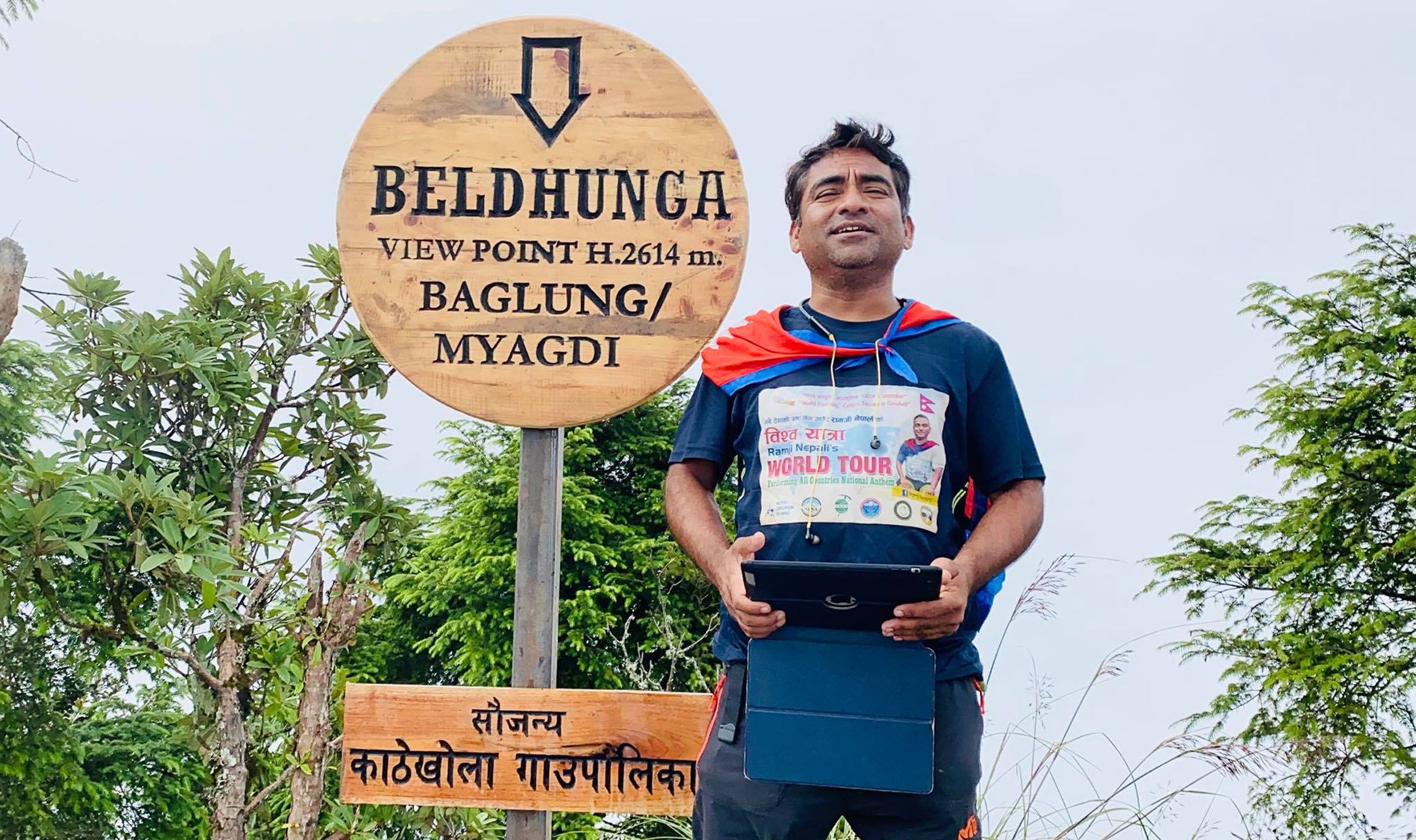 बेलढुङ्गामा उभिएर राष्ट्रगान गाउँदै नेपाली