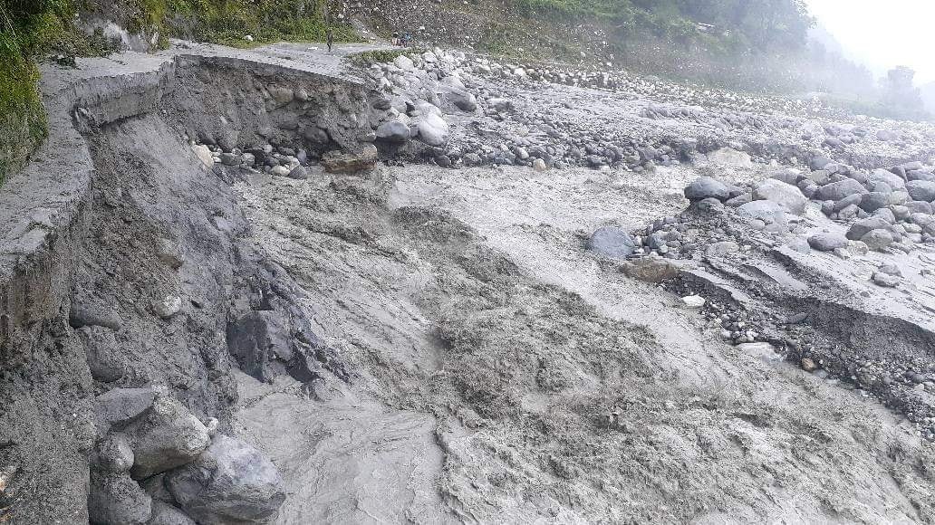 चैनपुर जोड्ने सडकखण्ड अवरुद्ध