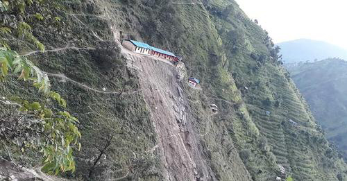 पहिराले भूमिदेव आधारभूत विद्यालयको भवन जोखिममा