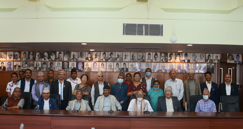 विशिष्ट साधकलाई आजीवन र मानार्थ प्राज्ञ सदस्यताको सम्मानपत्र अर्पण