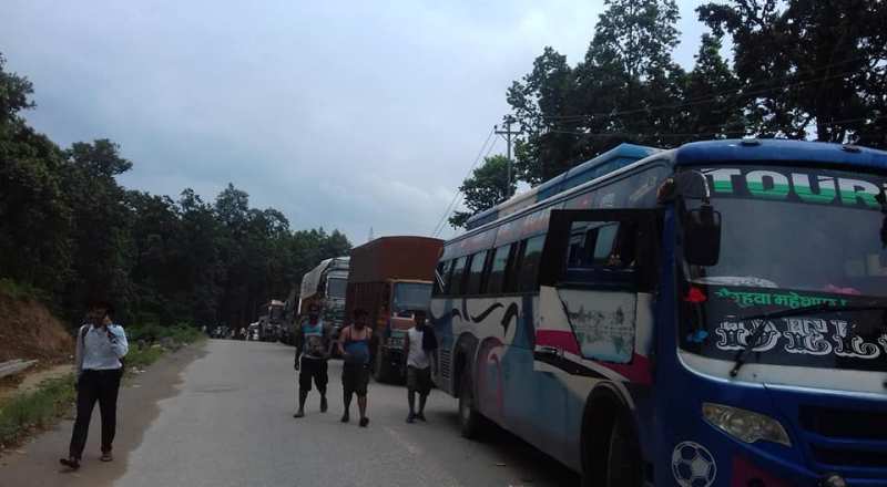 राजमार्ग अवरुद्ध हुँदा सात किलोमिटरसम्मको लाइन