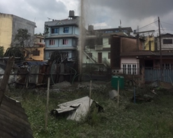 बोरिङ खन्दा मिथेन ग्यास मिसिएको ४० फिट अग्लो पानीको फोहोरा