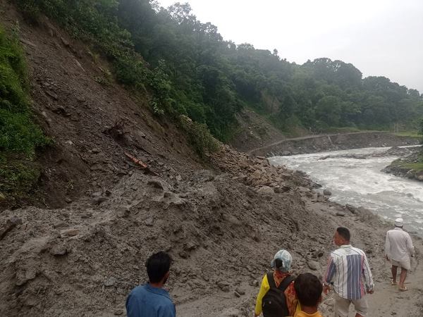 निरन्तरको पहिरोले पैदल हिँड्न समेत डरमर्दो