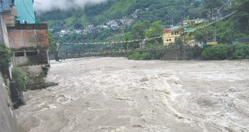 महाकालीमा हाम फालेर एक किशोरी बेपत्ता