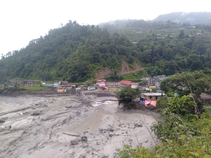 मेलम्चीमा पुनः बाढी आउँदा रेडियो मेलम्चीको भवन ढल्यो