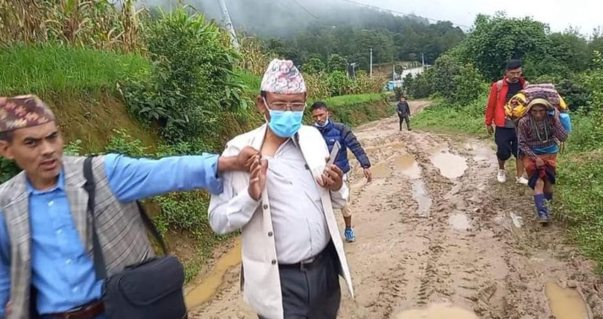 बिरामी बोकेको एम्बुलेन्स बाटैमा रोकिनु परेपछि पालिका अध्यक्षको कठालो समाते सर्वसाधारणले
