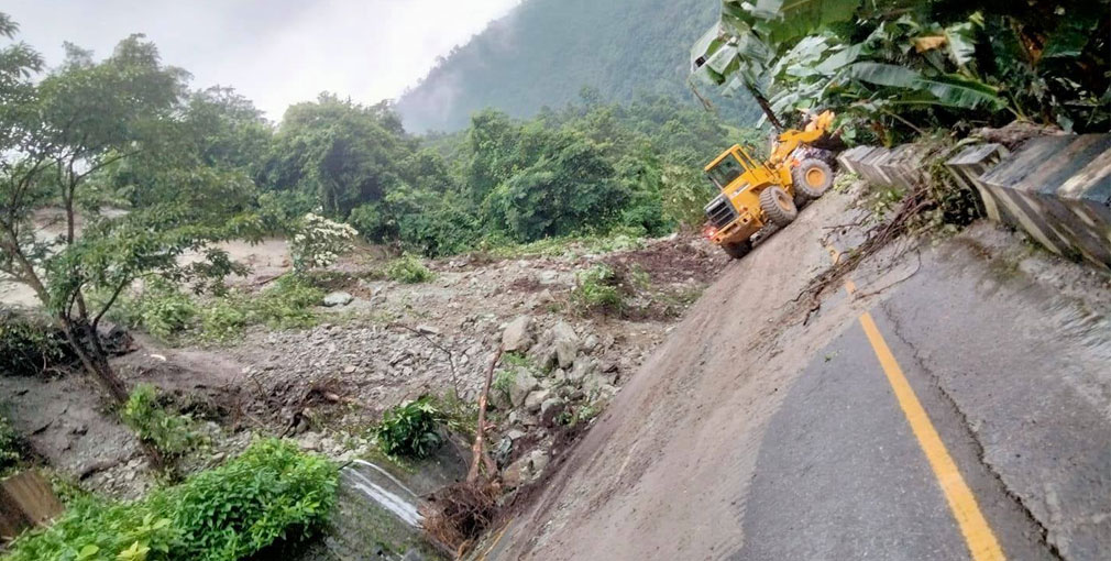 पहिरो गएपछि नारायणगढ-मुग्लिङ सडकखण्ड अबरुद्ध, देवदहमा पूल भासियो