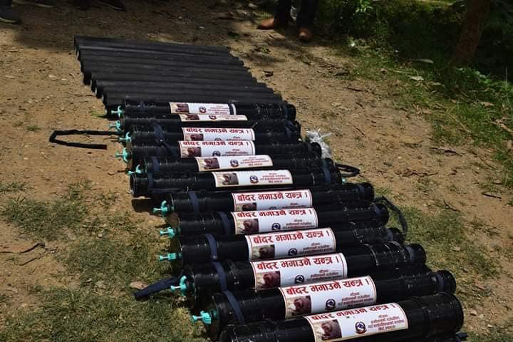 पूर्वीचौकीका विभिन्न वडामा बाँदर धपाउने यन्त्र वितरण