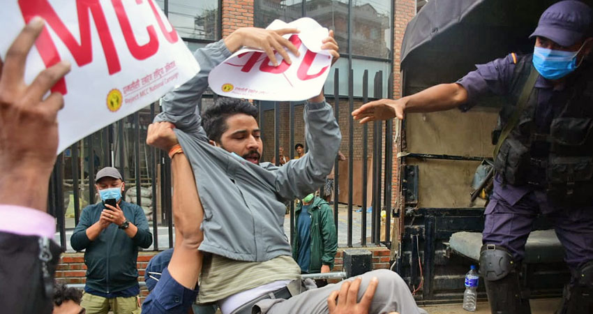 एमसीसी खारेजीको माग गर्दै अमेरिकी दूतावासअघि प्रदर्शन