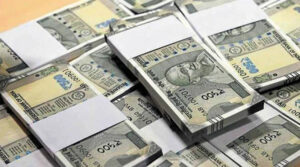 सीमापारि बजारमा भारु एक सयको एक सय ६६ रुपैयाँ तिर्दै नेपाली ग्राहक