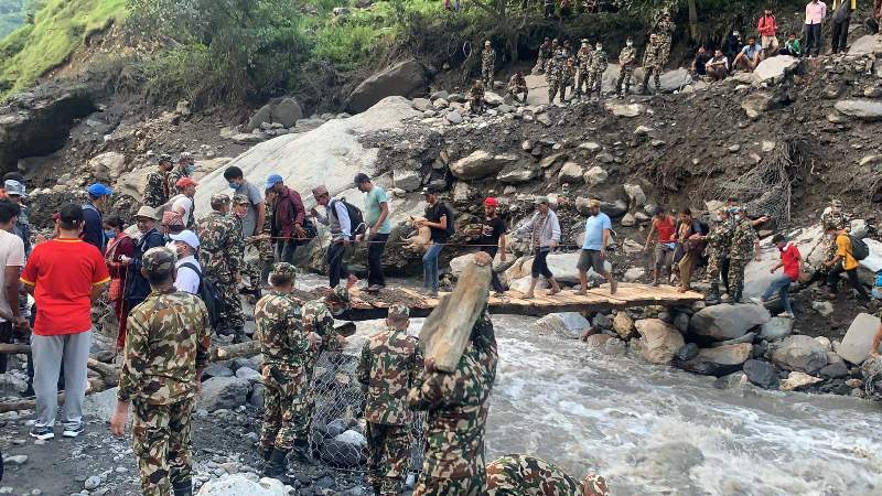 नेपाली सेनाद्वारा अस्थायी काठे पुल निर्माण