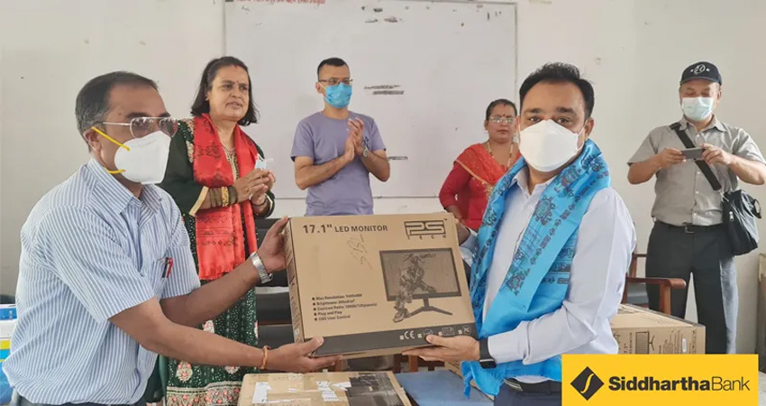 सिद्धार्थ बैंकद्वारा विद्यालयलाई कम्प्युटर हस्तान्तरण