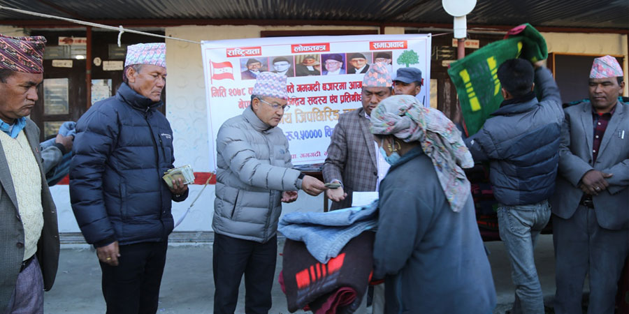 सांसद जिपछिरिङ लामाद्धारा मुगुका अग्निपीडितलाई सहयोग