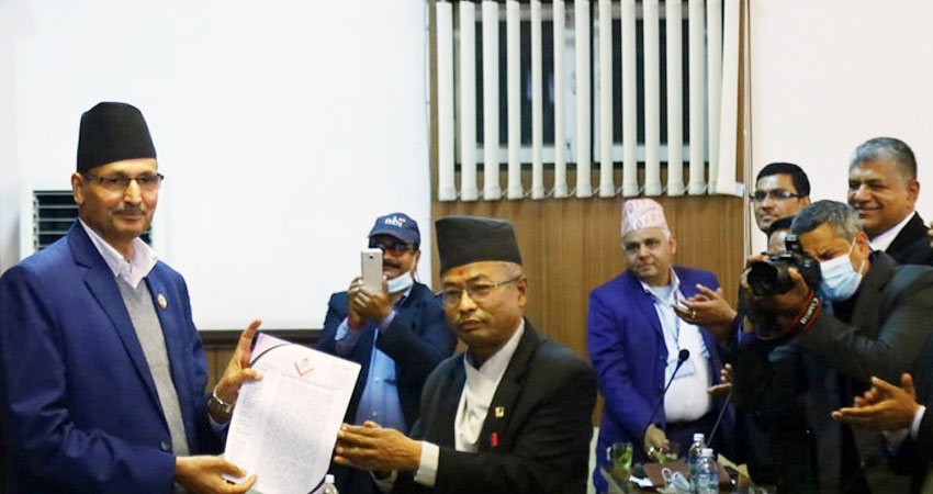 चोलेन्द्रविरुद्व महाभियोग दर्ता गर्न माग गर्दै बारले सभामुखलाई बुझायो ज्ञापनपत्र