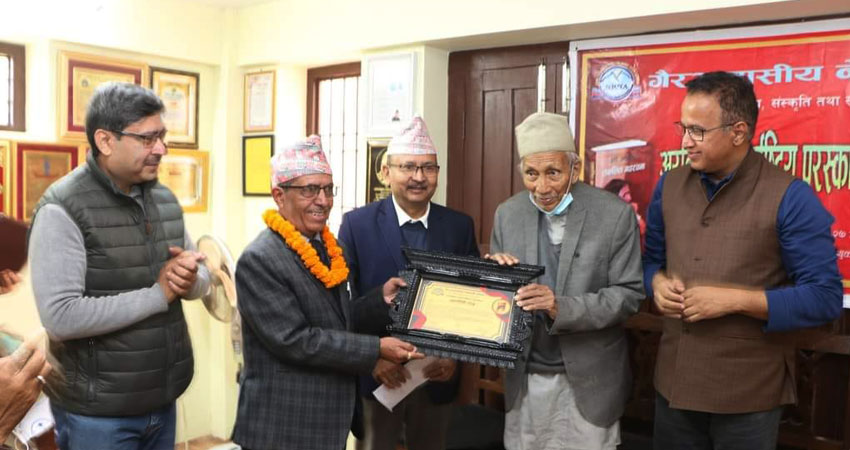 एनआरएनएको ‘अरनिको अन्तराष्ट्रिय पुरस्कार’ लेखक हरि अधिकारीलाई प्रदान