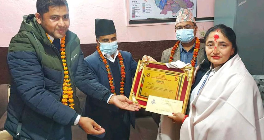 करदाता सेवा कार्यालय तम्घासको उत्कृष्ट कर्मचारी घिमिरे सम्मानित