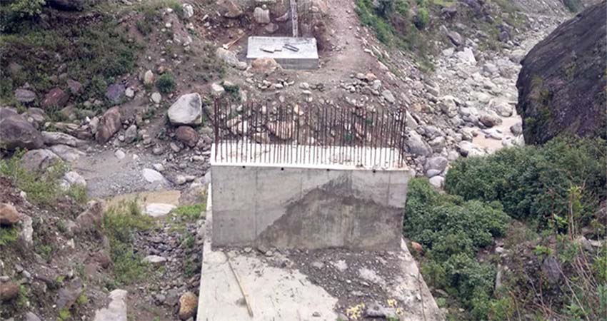 पुल निमार्णको काम अलपत्र, स्थानीयवासीलाई आवतजावतमा समस्या