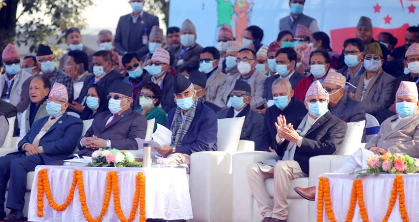 कांग्रेसको मञ्चमा पोखिएको ओली, प्रचण्ड र माधवबीचको तिक्तता : अप्ठ्यारोसँग हेरे, सम्बोधनमा नाम पनि लिएनन्