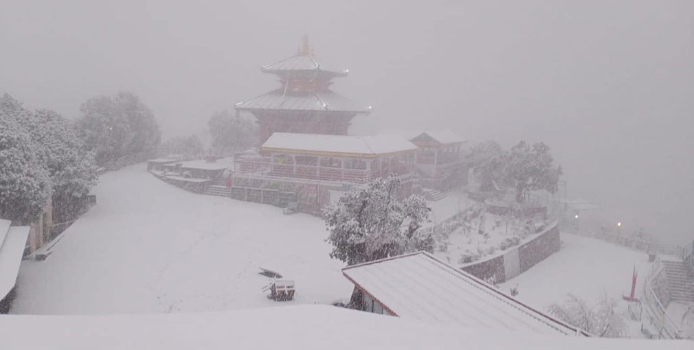तस्बिरमा हेर्नुहोस् हिउँले यसरी छोपियो चन्द्रागिरी