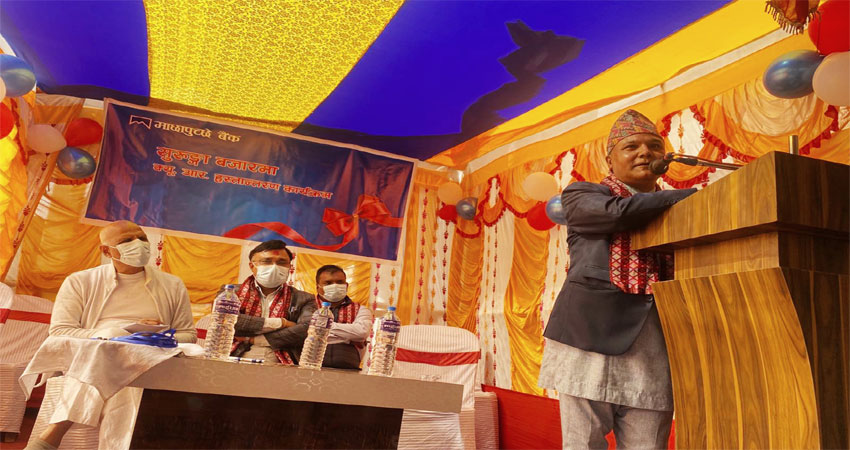 झापाको सुरुङ्गा बजारमा माछापुच्छ्रे बैंकको क्यु.आर.कोड जडान