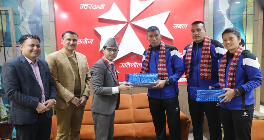 एनआईसी एशिया बैंकद्धारा भलिबल टोलीलाई खेल पेशाक हस्तान्तरण