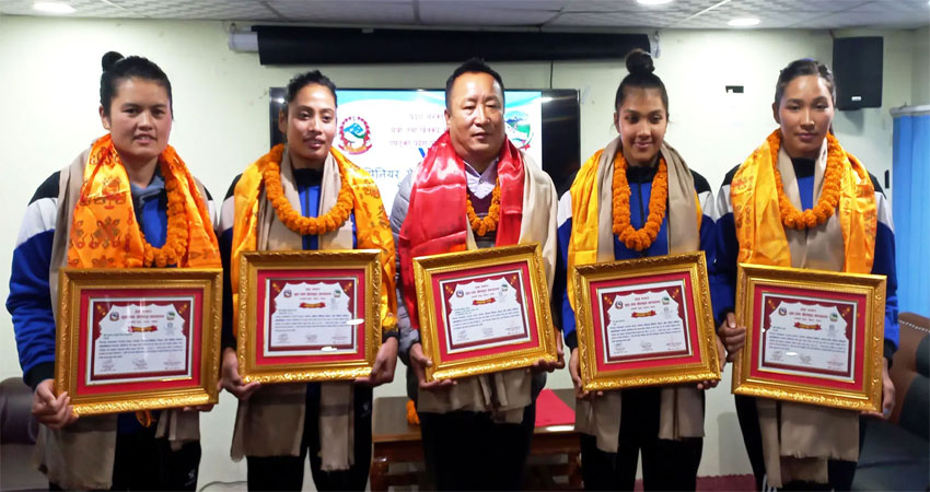 एसियन सेन्ट्रल जोन भलिबल उपाधि विजेता खेलाडीलाई सम्मान