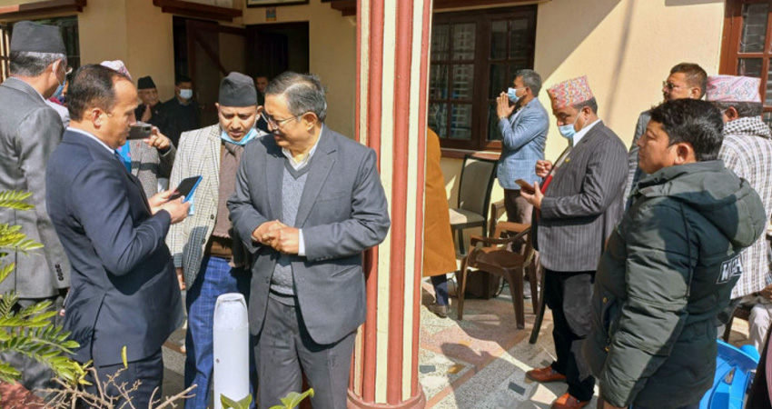 ओली मनाउन देउवाका दूतहरुको दौडधुप