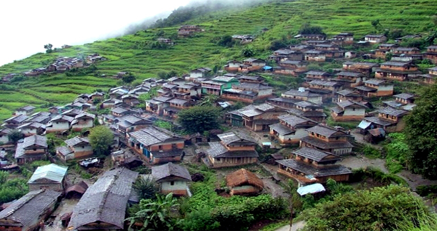 ओझेलिदै गए मनै लोभ्याउने परम्परागत ढुङ्गे घर