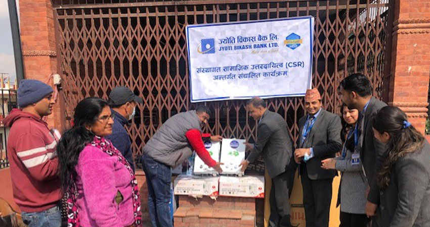 ज्योति विकास बैंकद्धारा स्वास्थ्य चौकी र धार्मिक समितिलाई सहयोग प्रदान