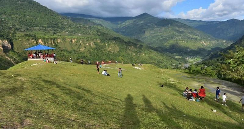 लभ्लीहिलमा प्रेमिल जोडीहरुको भीड