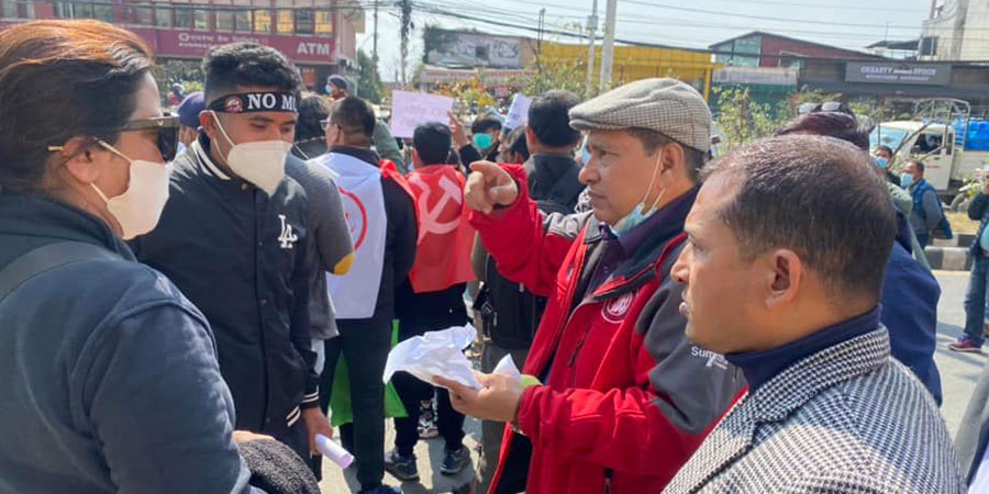 एमसीसीको विरोधमा सडकमै गए नेता  नारायणकाजी