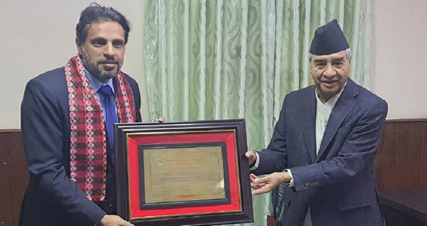महिला भलिबल टोली र राष्ट्रिय फुटबल टिमका मुख्य प्रशिक्षक अलमुताइरीलाई प्रधानमन्त्रीले गरे नगदसहित सम्मान